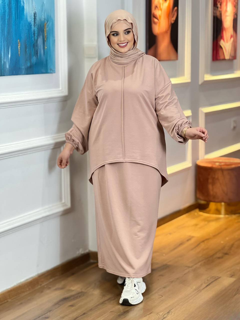 طقم نسائي عصري للمحجبات وغير المحجبات